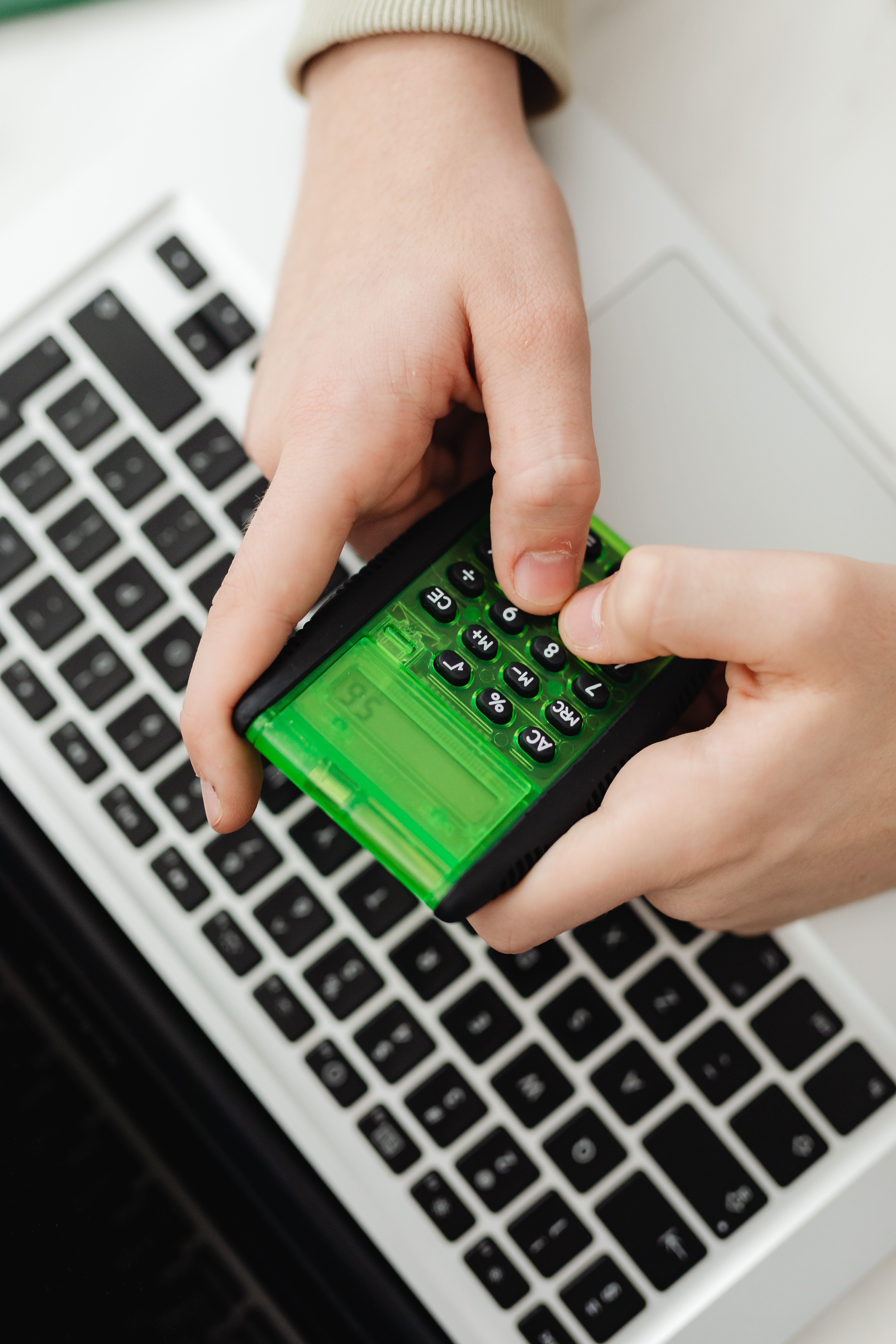 How to Safely Count Calories for Weight Loss: A Professional Guide to Using Calorie & Nutrition Trackers